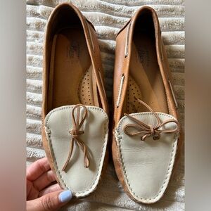G. H. Bass Cream and Brown Moccasins with Decorative Bow sz 6.5